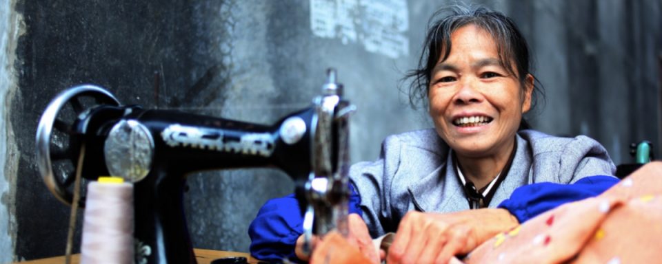 una donna cinese alla macchina da cucire