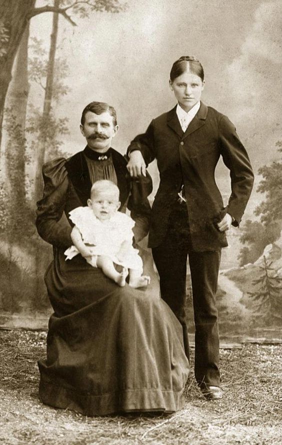 Una famiglia cross gender, 1890 ca