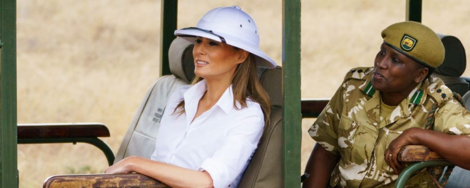 melania trump con l'elemetto coloniale