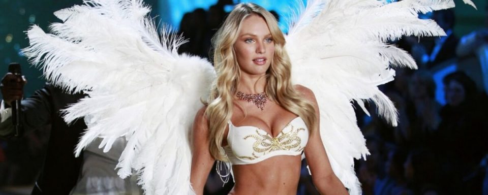 uno degli angeli di victorias secret durante la sfilata