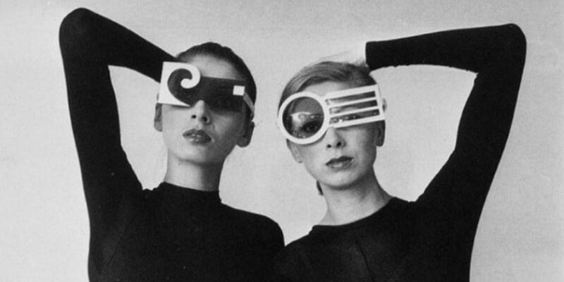 due modelle con occhiali futuristici degli anni 60