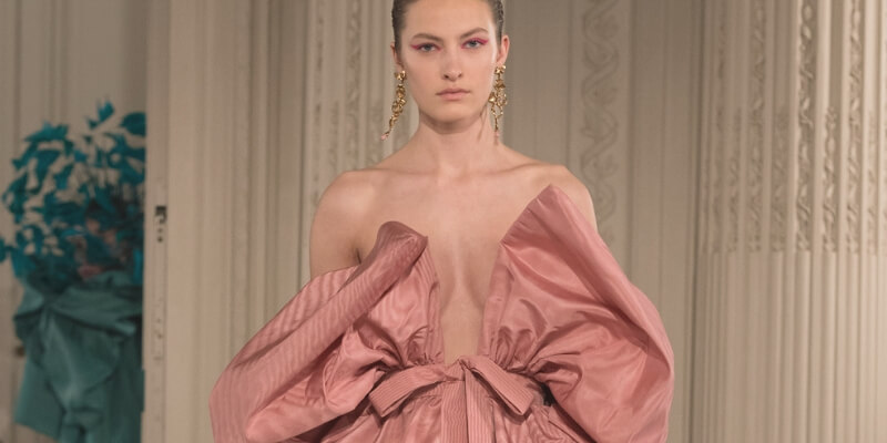 una modella con un abito haute couture di valentino