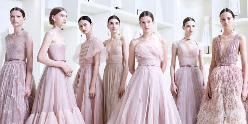 un gruppo di modelle posa in abiti haute couture di dior