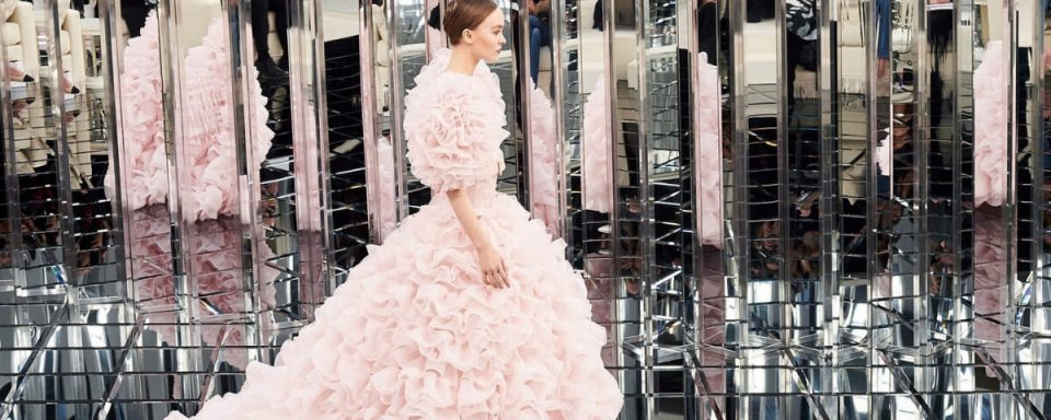 uan modella nuda tra i vestiti di dior haute couture