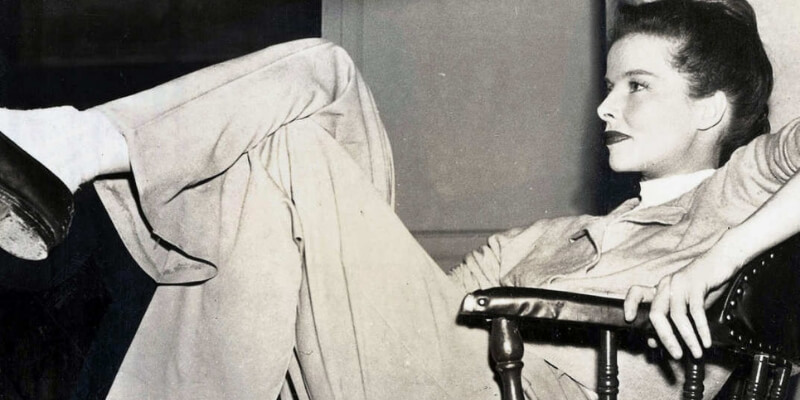 Katharine Hepburn indossa un paio di pantaloni maschili