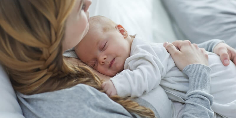 un bebé con la sua mamma