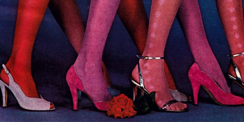 un primo piano di scarpe e sandali anni '80