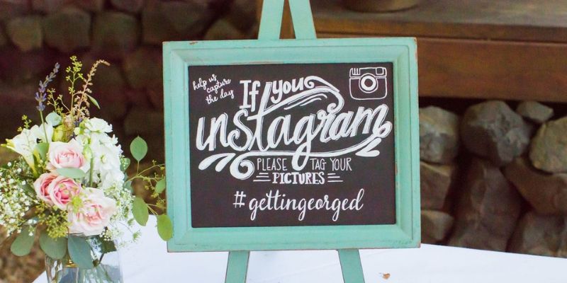 una lavagnetta che riporta l'hashtag del matrimonio
