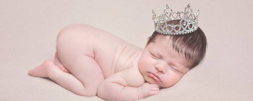 un bambino neonato con una corona