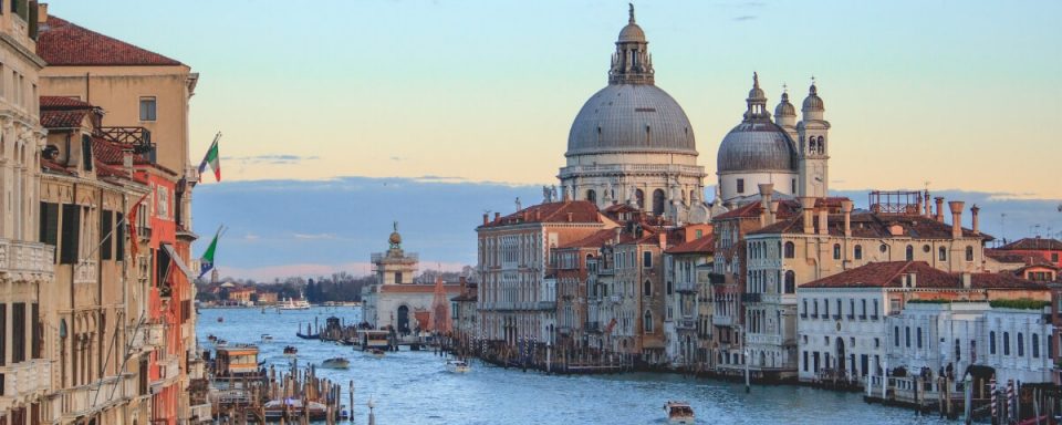 il canal grande visto dal ponte dell'accademia, con la chiesa della salute e punta della dogana