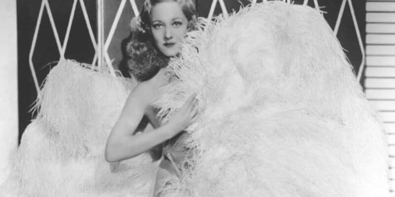 sally rand, diva del burlesque anni 30con due maxi ventagli di piume