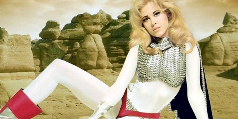 Jane fonda nel ruolo di barbarella con un costume firmato da paco rabanne