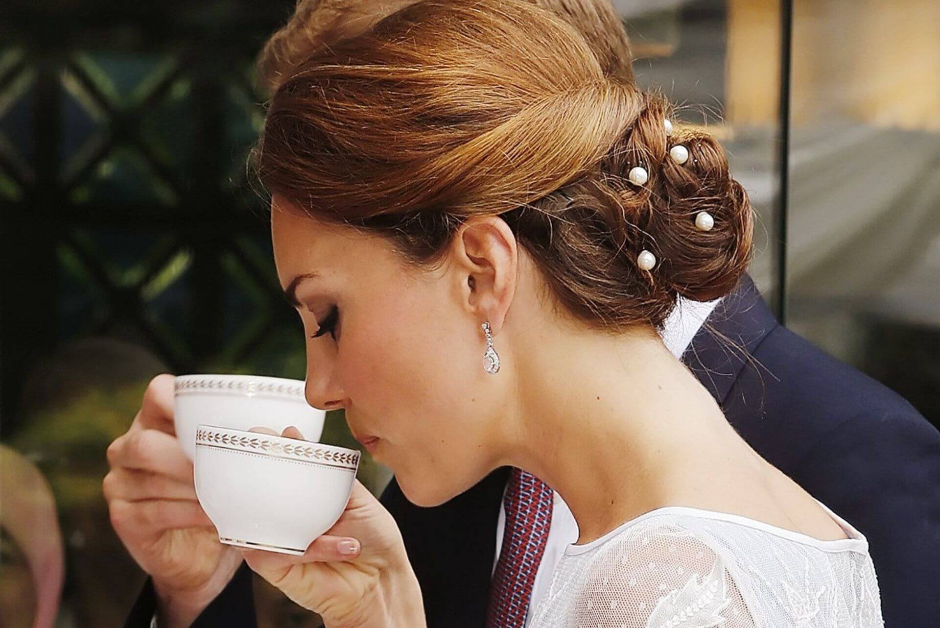Kate Middleton mostra come bere il té con eleganza