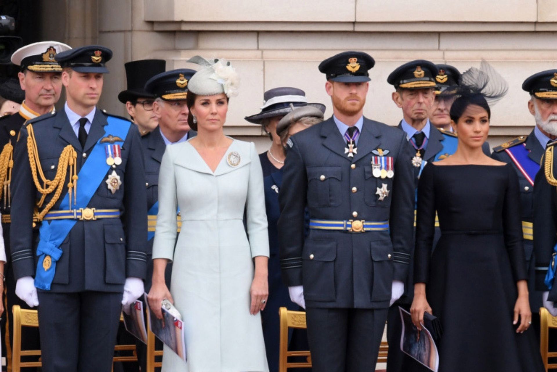 kate e meghan con i loro mariti in uniforme militare