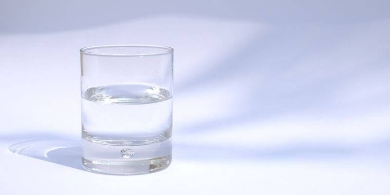 un bicchiere d'acqua sul tavolo