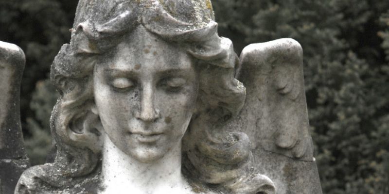 un angelo piangente statua