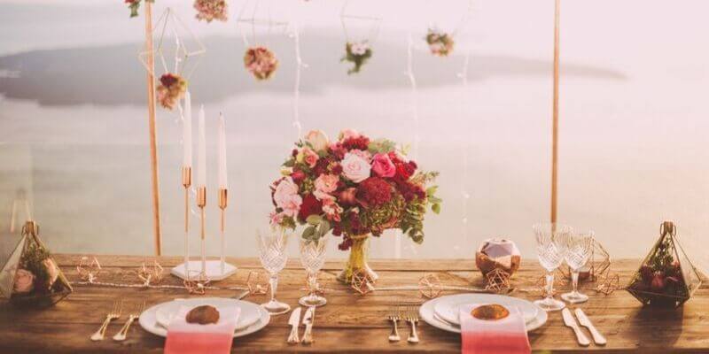 un tavolo con un trionfo di fiori a santorini, in grecia