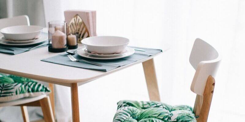 una tavola in stile moderno scandinavo sui toni del verde
