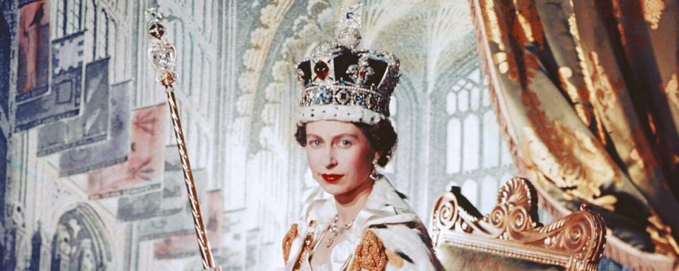 la regina elisabetta nel costume dell'incoronazione fotografata da cecile beaton