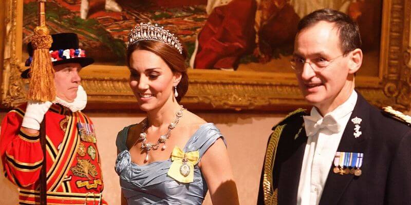 kate middleton indossa la loversknot tiara per un banchetto di stato