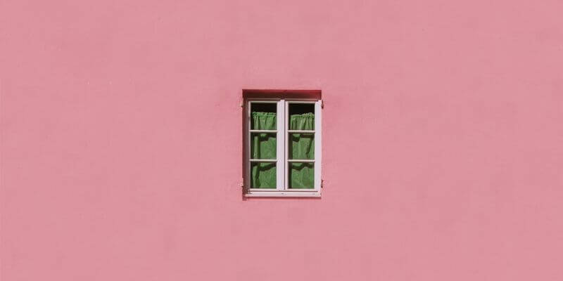 una finestra verde su un muro rosa