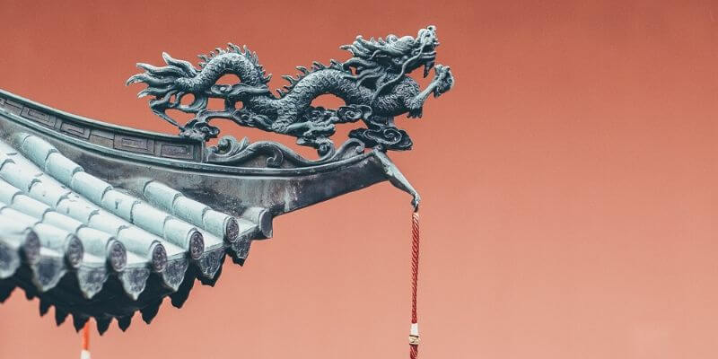 un dettaglio con un drago su un tetto cinese