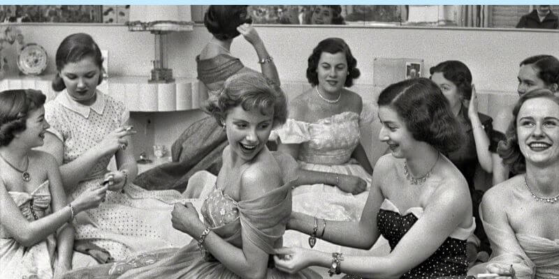 delle ragazze a una festa in casa negli anni '50