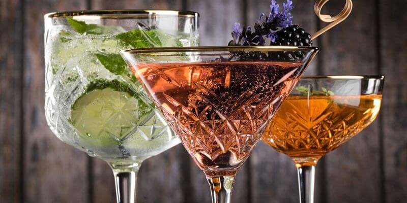 un primo piano di dei bicchieri con cocktail
