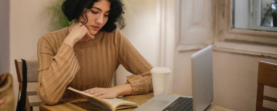 una ragazza lavora da casa