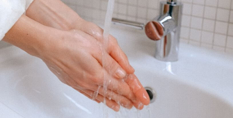 due mani che vengono lavate sotto l'acqua