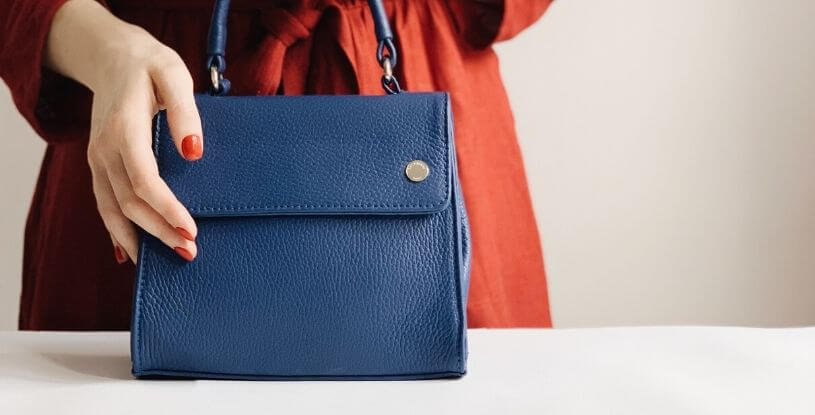 una borsa blu