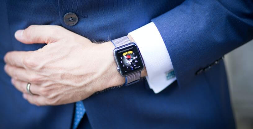 un uomo con lo smartwatch