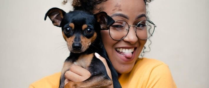 una ragazza con un pinscher