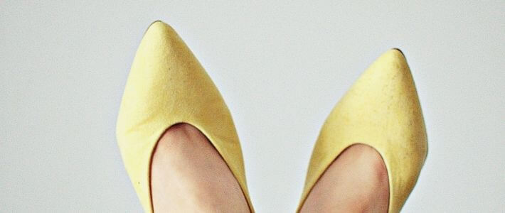 due scarpe a punta gialle