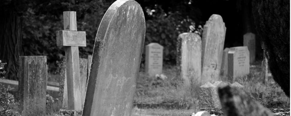un cimitero in bianco e nero