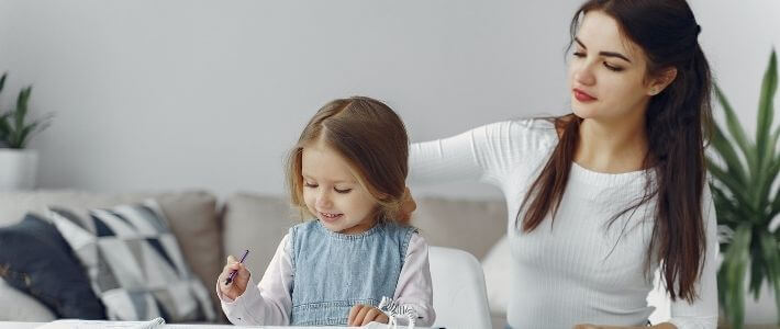 una babysitter con una bambina