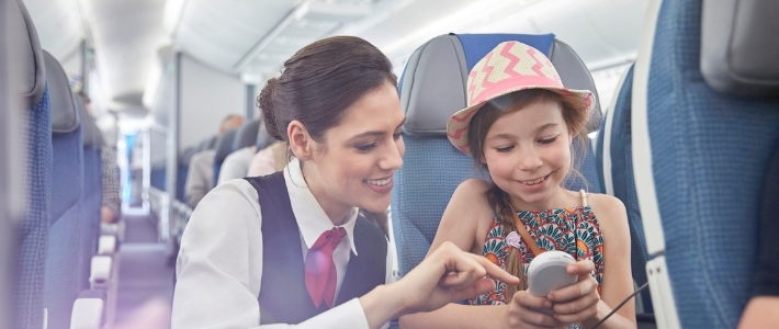 hostess e bambina - galateo in aereo