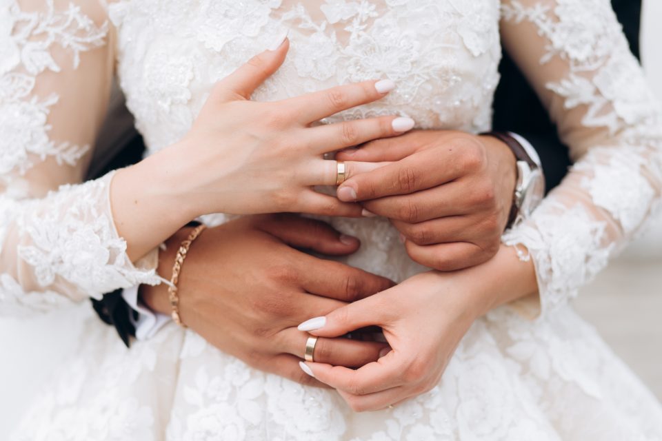 Dove portare gli anelli: gli anelli di fidanzamento e fedi si indossano all'anulare sinistro o destro?