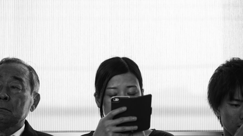 Etiquette dello smartphone: 5 regole per non diventare uno Smombie