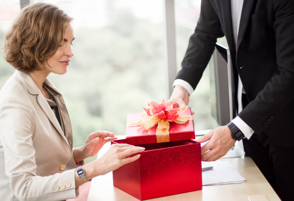 Business etiquette: errori da evitare nei regali professionali