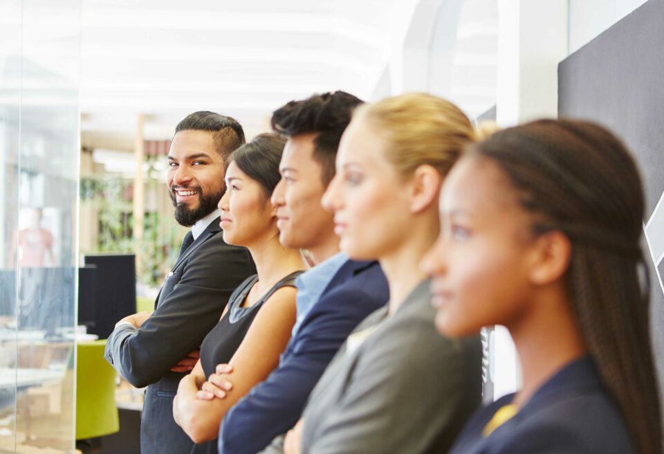 Guida alla Business Etiquette nel Mondo Globale: Come Superare Stereotipi, Adattarsi alle Differenze Culturali e Creare Connessioni Profonde