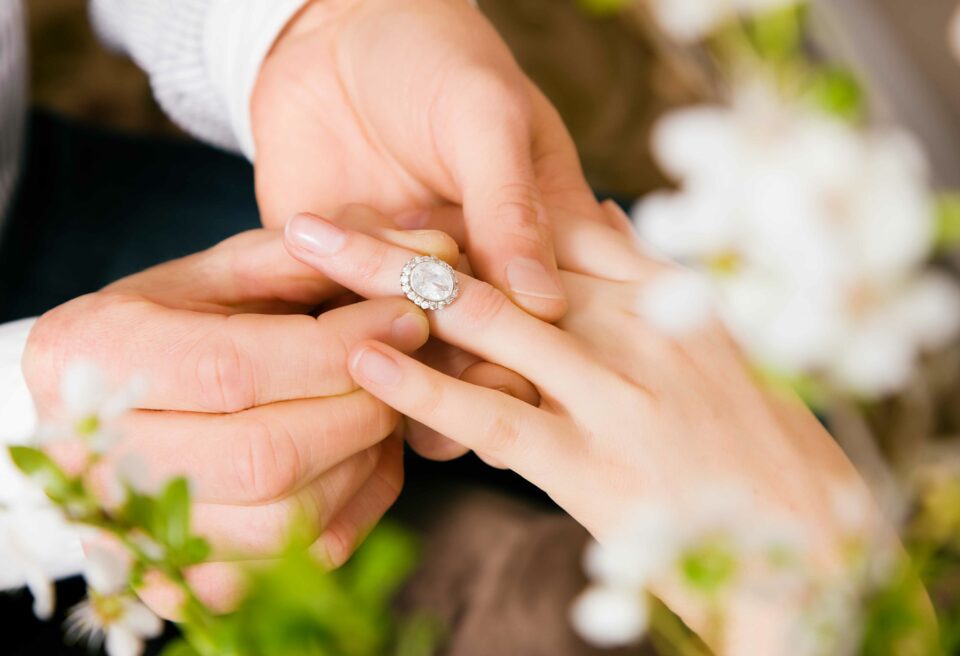 Bon ton dell’anello di fidanzamento: 4 cose da sapere