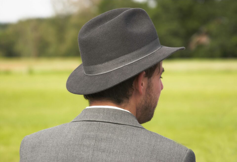 Galateo del cappello: 3 differenze tra uomo e donna