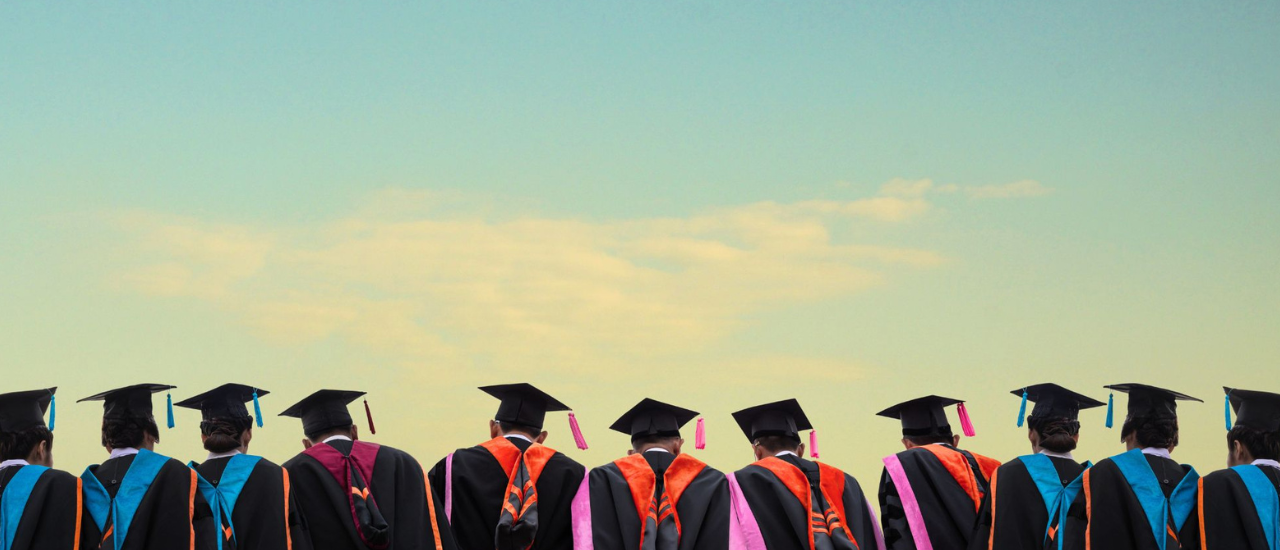 Elisa Motterle - Colore della tesi e dress code per la laurea: guida al Galateo accademico